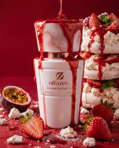 Fehér flakon Olfazeta by Chogan Millésime N°163 eperöntettel bevonva, pavlova és piros bogyós gyümölcsök piros háttéren