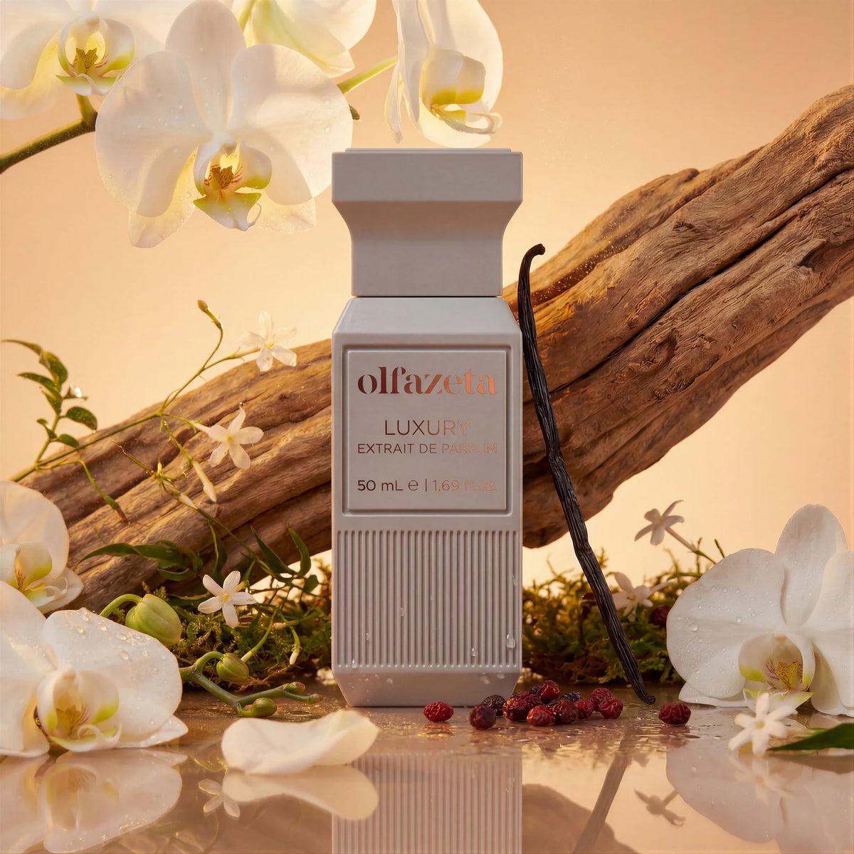Světle šedý flakon Olfazeta by Chogan Luxury N°101 mezi bílými orchidejemi, naplaveným dřevem a vanilkovým luskem