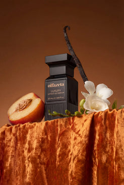 Černý flakon Olfazeta by Chogan Luxury N°134 na měděném sametu, půlka broskve, bílé frézie a vanilka