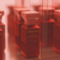 Piros flakon Olfazeta by Chogan Luxury N°146, Extrait de Parfum 50 ml közelről, tompított vörös hangulatban